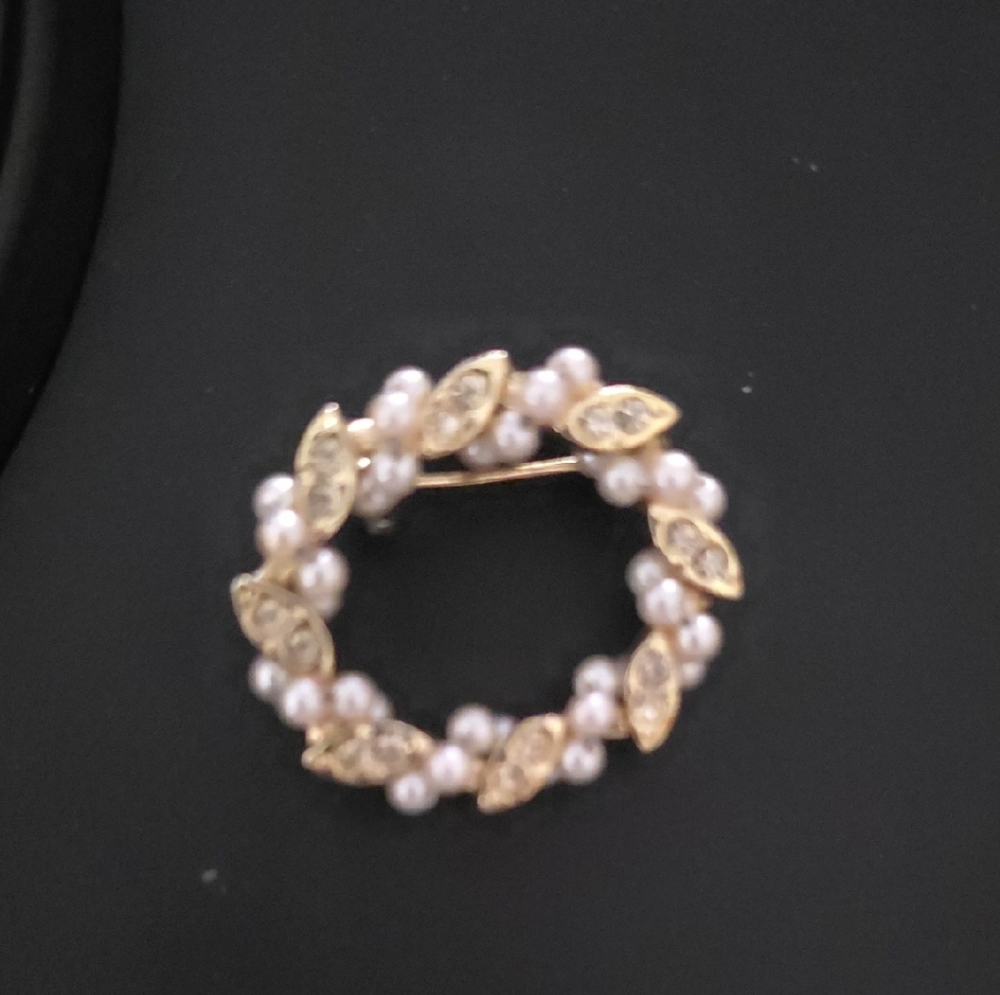 Elegant Gold and Pearl Brooch